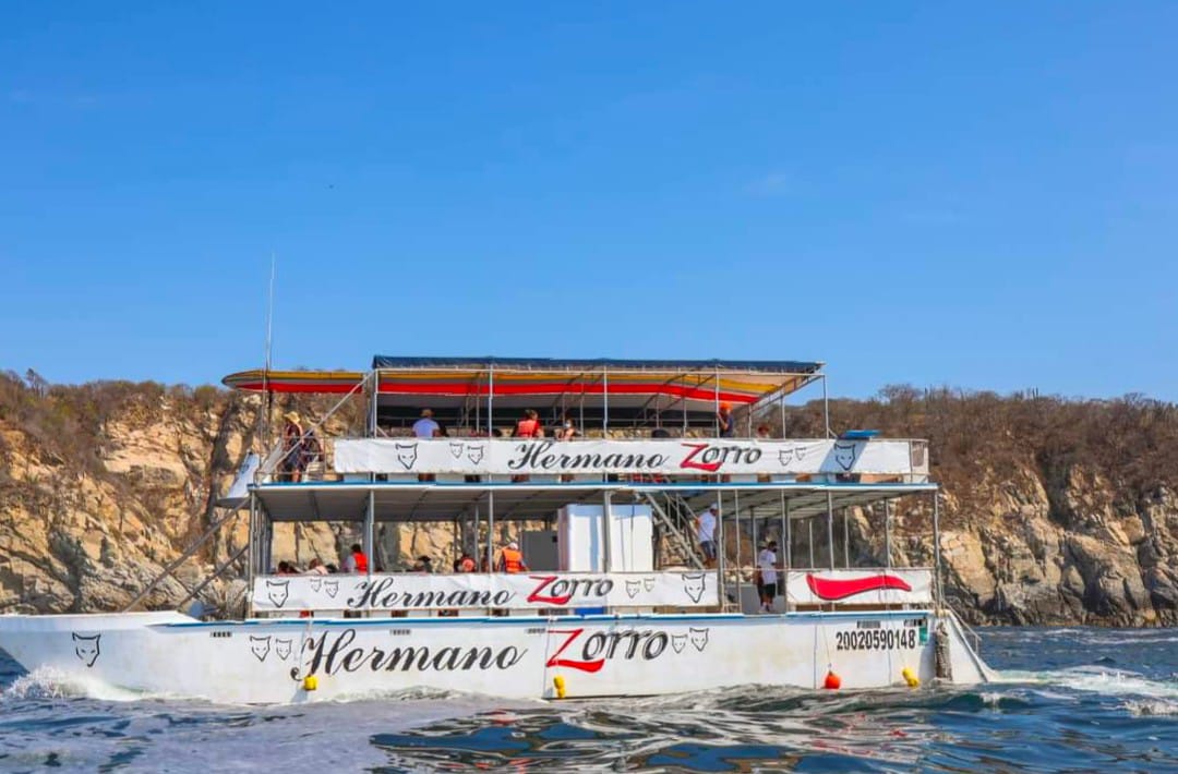 Catamarán en el mar